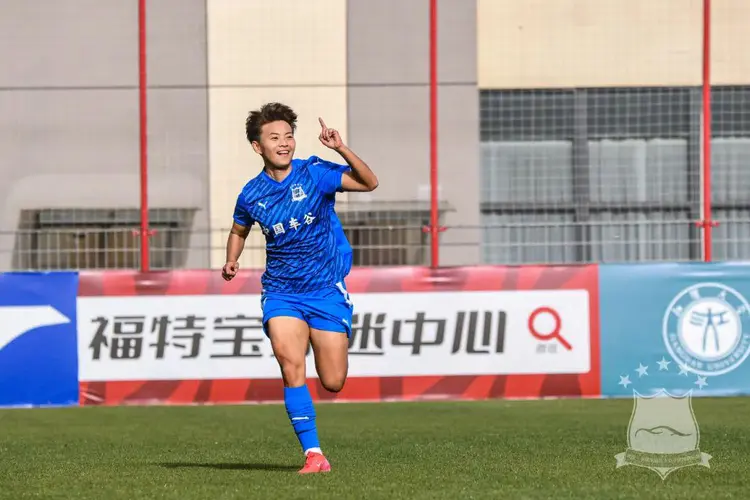 男女足比赛共襄盛举，观众热情高涨的简单介绍